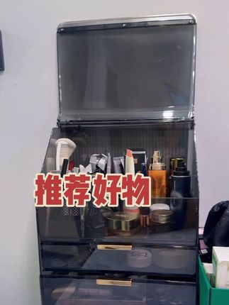 #好物推荐🔥 ,#化妆品收纳 我的桌面上特别乱,而且乱七八糟的东西特别多,我总共看了十几个产品,最终决定是这个,而且品质好,就是价位有点小贵,但是需要品质的姐妹一定要入手‼️‼️咱家推荐必须好用
