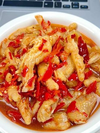 脱某侠旗下子品牌的无骨鸡爪大破价!到手2斤满满一大罐,每一个鸡爪都个大饱满,没有骨头,酸酸辣辣老好吃了,而且都是现做现发,鸡爪超新鲜!#无骨鸡爪#妈呀太香了 #酸辣无骨鸡爪 #超便宜超划算