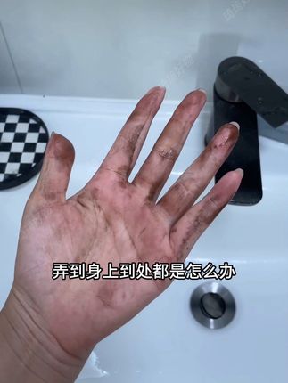 自己在家染头发,结果给弄到皮肤上了,洗不掉怎么办?别担心,用这个染发清洁剂,它能够快速有效地去除皮肤上的染发剂,而且温和不伤肤,不管是手上、脸上还是脖子上都能轻松搞定。