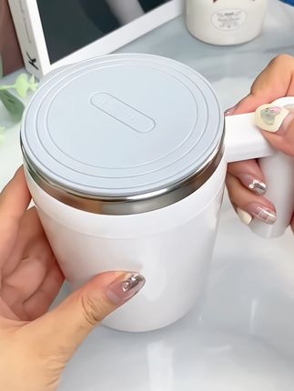 简约白杯,握在手心的温暖,仿佛是生活的小小诗篇。✨☕ #创作灵感 #生活美学
