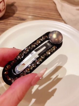 好经典的小边夹呀,怎么搭都好看#爱了爱了 #头饰搭配 #美出新高度 #边夹侧夹 #后脑勺碎发