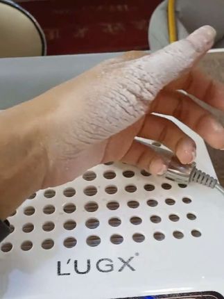 到底是谁说的美甲好干呀😭 天天吃不完的灰,根本抬不起的头,动不了的肩膀,看不完的颈椎,腰椎🥺 最最最主要的是不挣钱呐,快要疯掉了#美甲 #再努力一点点 #美甲师日常 #兰州美甲