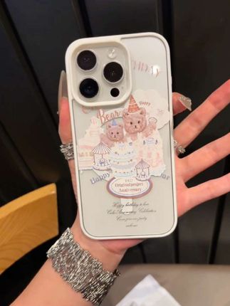 这个手机壳真的好可爱呀,是这种泰迪熊的风格,而且它这里是一个镜片,可以保护我们手机镜头。#手机壳 #潮牌手机壳 #强烈推荐 #手机壳独特小众 #这个手机壳真的长在我心巴