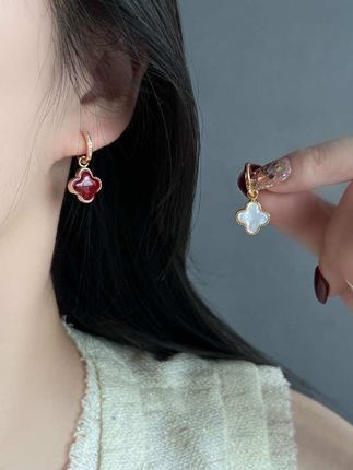 初秋氛围感复古红幸运草耳扣,双面设计简约而不简单,轻奢高级百搭不挑人#耳饰分享 #饰品分享 #耳环饰品 #耳环控