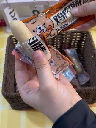 #上热门了减脂期嘴馋别担心,试试简卡熊鸡肉肠!精选新鲜鸡胸肉,含量高达90%,无油嫩蒸工艺,低脂高蛋白,每一口都弹嫩鲜香,解馋无负担