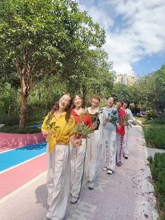 姐妹们在一起的快乐时光 #快乐就这么简单🌹🌹🌹 @半碗人间味(开饭啦!