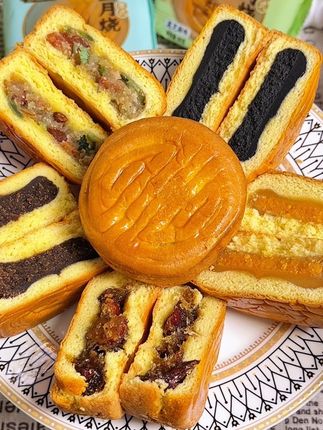 我还是头一次吃蛋月烧,真的会比月饼好吃多了,松软的蛋糕胚包裹着满满的混合口味馅料,微微甜一点都不会腻,真的好好吃啊#超便宜超划算 #蛋月烧 #软糯香甜 #好吃到停不下来 #月饼