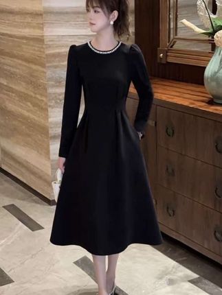 2025年珍珠黑色长袖连衣裙子女秋季赫本风小个子a字法式长裙显瘦#连衣裙#赫本连衣裙#穿出你的时尚你的感觉