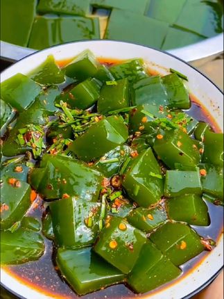 夏天天气热,一起来做神仙豆腐吧,吃一碗清凉一夏#神仙豆腐又叫斑鸠豆腐 #地方特色美食 #神仙豆腐叶