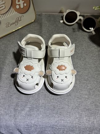 宝妈们!快看我刚给娃入的这双牧童叫叫凉鞋!鞋面上那只圆滚滚的小羊,心都要被萌化啦,摸着手感软乎乎的,镂空网眼设计特透气,前头有防撞头,橡胶鞋底防滑又耐磨,还带点响声,后脚跟加固,跑跳再欢实也不晃悠。搭小裙子、短裤子都超亮眼,关键是娃穿上就不想脱,说走路上都像踩着小弹簧,这波真是买对咯!#牧童 #好物推荐🔥 #哎呦喂你鞋真好看 #好鞋推荐 #母婴好物