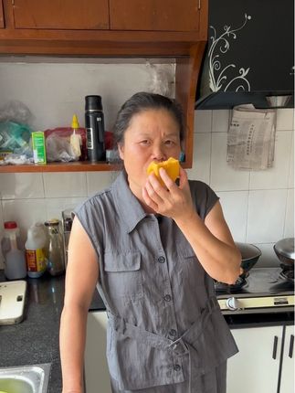 老妈买菜回来,吃个黄桃,味道真好 #vlog日常 #水果#桃子#黄桃#好物推荐