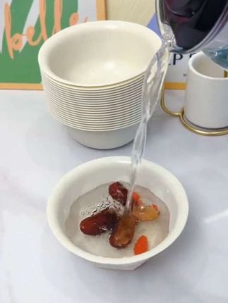 亲朋好友聚会多,不爱洗碗的家人就用这个 #一次性碗 加厚加硬的材质,八角造型精致又好看! #一次性餐具#碗#美观实用#厨房好物