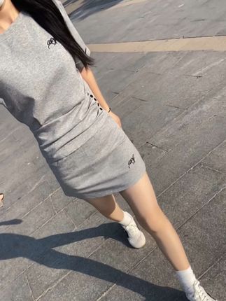 抬头要挺胸,走路要带风,步子要稳,眼神要狠,你可以不去扎人,但身上必须带刺做个又拽,又傲,又霸气的女人,嘴要甜,心要狠,该留留,该滚滚,渐渐你会爱上现在的自己,不怕失去谁,也不得罪谁#穿搭