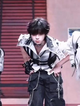 四声哨响,是爱的信号,也是一种警告
素材感谢@CaptainMomo丨橹穆
#橹穆进行曲 #杰丞 #橹穆