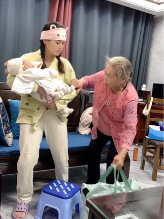 宝宝出生证昨天已经办好了,但是孩子奶奶还是想把三宝带回老家去她带,我还是不同意,她给的要求我没有答应,她就这样对我,还有孩子爸爸前几天在我们直播间补的💰,他说既然我不同意三宝姓杨,叫我把那些💰还他,姐姐阿姨你们说要不要还他啊……