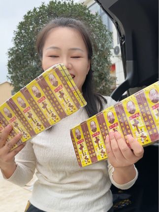 家人们家喻户晓的百年老品牌王守义调料今天也给咱放大福利了,你点开小黄车去看一下哈。你要三盒五盒的拍是非常合适的。就这个调料是不是咱家家必备的?像平常炒个菜,煲个汤,做个烧烤,或者是调个饺子馅,放上它,香味立马就出来了。它是有十多种调料研磨而成,做什么美食啊都特别的出味。保质期啊是二十四个月,都可以多拍上几盒。