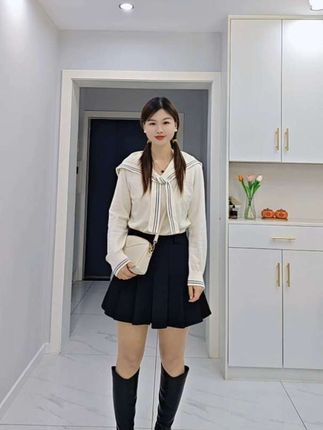 姐妹们,这件海军领毛衣真的好减龄啊!它是这种宽松的版型,上身很藏肉,完全不挑身材穿。#海军领针织衫 #学院风穿搭