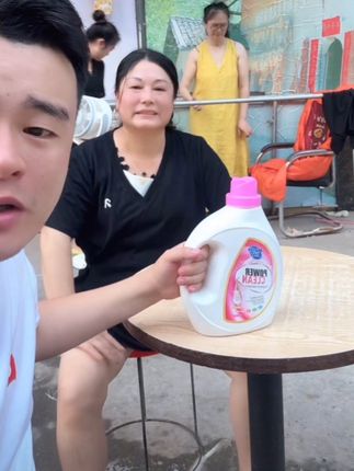 元元越来越会和商家沟通了,这款#马泰克香氛洗衣液 我家用了几年了,透明液体,不含荧光剂漂白剂,大人小孩都可以用,现在下单6桶24斤,还送5块肥皂,真的很划算#厂家直发品质保证 #持久留香 #洗护好物 #洗衣液