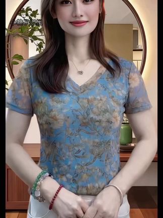 V领网纱短袖T恤女显瘦碎花时髦洋气上衣网红内搭夏薄款透气打底衫#百搭上衣 #碎花上衣 #洋气小衫#显瘦穿搭@抖加上热门dou+热点宝