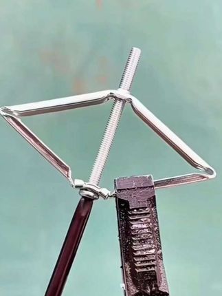 家里的开关插座螺丝掉了,面板装不上去松动脱落,用这个#暗盒修复器 就可以。先用螺丝把修复器固定到面板上,放进墙里拧紧螺丝固定好,非常的结实牢固。