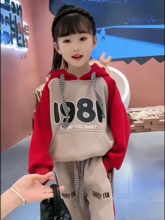 #上热门 买了买了,终于买了,加绒好穿的卫衣套装,就一个闺女,反正又不贵,穿上好看又洋气#女童套装