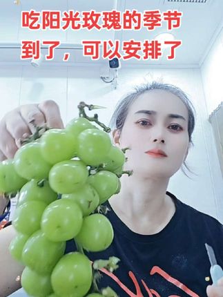 阳光玫瑰葡萄,颗颗饱满,清甜多汁,一口下去满满的幸福感!🍇✨守店日常,边卖冰淇淋边助农卖阳光玫瑰,在外面的老乡可以安排了 #阳光玫瑰葡萄 #快来一起尝个鲜#口感特别好 #抖音助农扶农 #应季水果