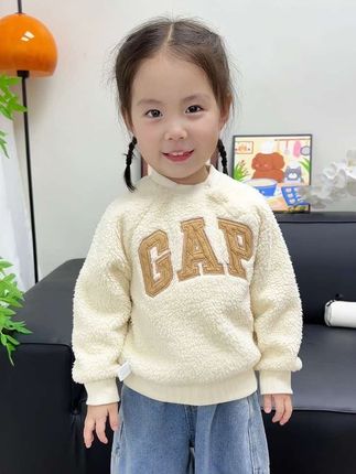 用青春养大的孩子 如今有了小大人的模样 原谅我的母爱滤镜 在我眼里你永远闪闪发光 即便生活被一地鸡毛填满 但依然觉得你值得.#骗你生女儿 #潮童必备 #高品质童装 #陪你长大