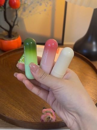 寒风一刮就爆皮?嘴唇干到不敢笑?这支凡士林润唇膏就是“唇部急救站”!高纯度凡士林形成锁水膜,哪怕在零下寒风里,也能把水分牢牢锁在唇肌里。睡前厚敷当唇膜,第二天醒来死皮全软化,用棉签轻轻一擦就掉,嘴唇软得能掐出水。#润唇膏推荐 #润唇膏 #嘴干起皮 #强烈推荐