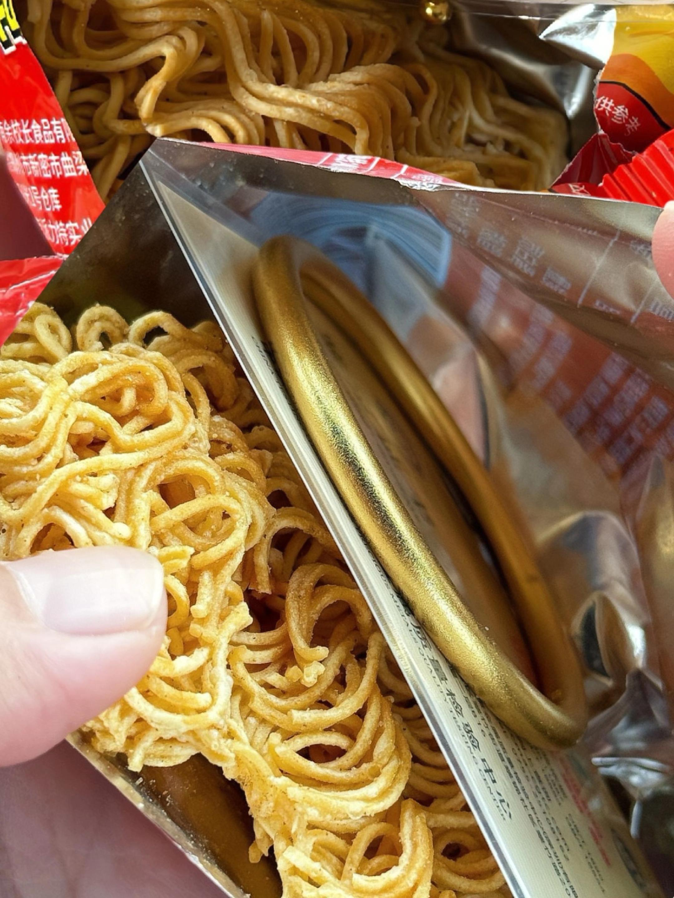 姐妹们箱箱有,真的有!哈哈哈……余校长你真配享太庙!!有消费者吃干脆面硌掉了牙齿!老板急疯了,立马决定拿出1000万换成等价值黄金回馈所有消费者!现在买干脆面每一箱都有黄金!冲冲冲!#余校长干脆面赔了1000万#干脆面#箱箱塞黄金#惊喜