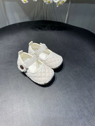 软鞋底是点睛之笔,能顺着宝宝的脚型弯曲,保护小脚掌的同时,还能帮她更好地感知地面,学走路更稳。颜值也长在审美上,淡淡的公主风,穿上就是萌萌的小宝贝。想给娃选双舒服又好穿的学步鞋?这双闭眼入,宝宝穿着开心,妈妈也放心!#只做高品质 #儿童鞋