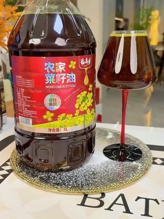 5升的农家菜籽油,煎炒炸怎么做都好吃,滴滴醇香,没有任何添加剂勾兑剂,又浓又香,趁着现在价格划算,姐妹们赶快冲啊#好物推荐#菜籽油#厨房好物 #食用油#纯天然无添加