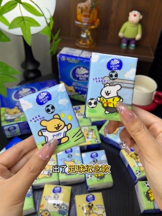 维达出新品了耶!线条小狗足球纪念款手帕纸,简直萌化少女心了!新品尝鲜价超划算,姐妹们快冲!#维达手帕纸 #线条小狗 #开学必备 #出行必备 #可爱到犯规
