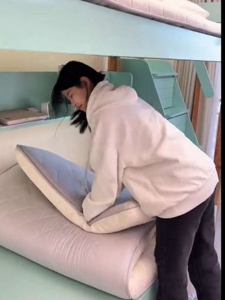 终于买到了满意的床垫,躺在上面怎么睡都舒服。支撑力很好,能够贴合身体,分散压力,而且还是高密度的记忆棉填充,不容易塌陷,马上快开学了,赶紧给孩子备上吧!#床垫 #洁丽雅床垫 #学生床垫 #宿舍床垫
