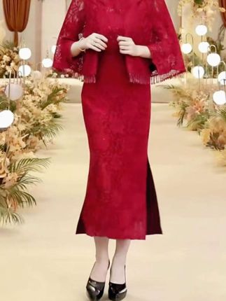 10月份喜婆婆婚宴装立领提花低开衩气质礼服酒红色披肩两件套旗袍#喜婆婆喜妈妈婚宴礼服 #日常可穿敬酒服 #提花披肩旗袍两件套#婚礼旗袍妈妈装 #婚礼妈妈装 #