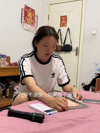 刚下过雨,晚上出去摸爬蚱