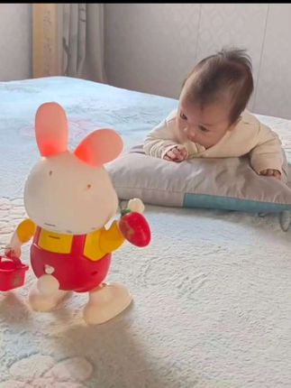#我要上热门 还不会抬头的宝宝,真心推荐这款小福兔,陪伴宝宝练习抬头,追听,追视 引导爬行 还会唱歌会跳舞 宝宝很喜欢!#人类幼崽 #宝宝抬头训练 #跳舞小福兔 #哄娃神器