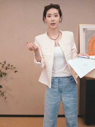 #外套 谁懂啊!这件法式蕾丝拼接外套,真的美出圈了😍,谁穿谁秒变气质女神!蕾丝拼接的设计,简直绝绝子。细腻精致的蕾丝,带着法式独有的浪漫与风情,若隐若现间,高级感狠狠拿捏🤌#高级感穿搭 #秋冬穿搭 #时尚穿搭