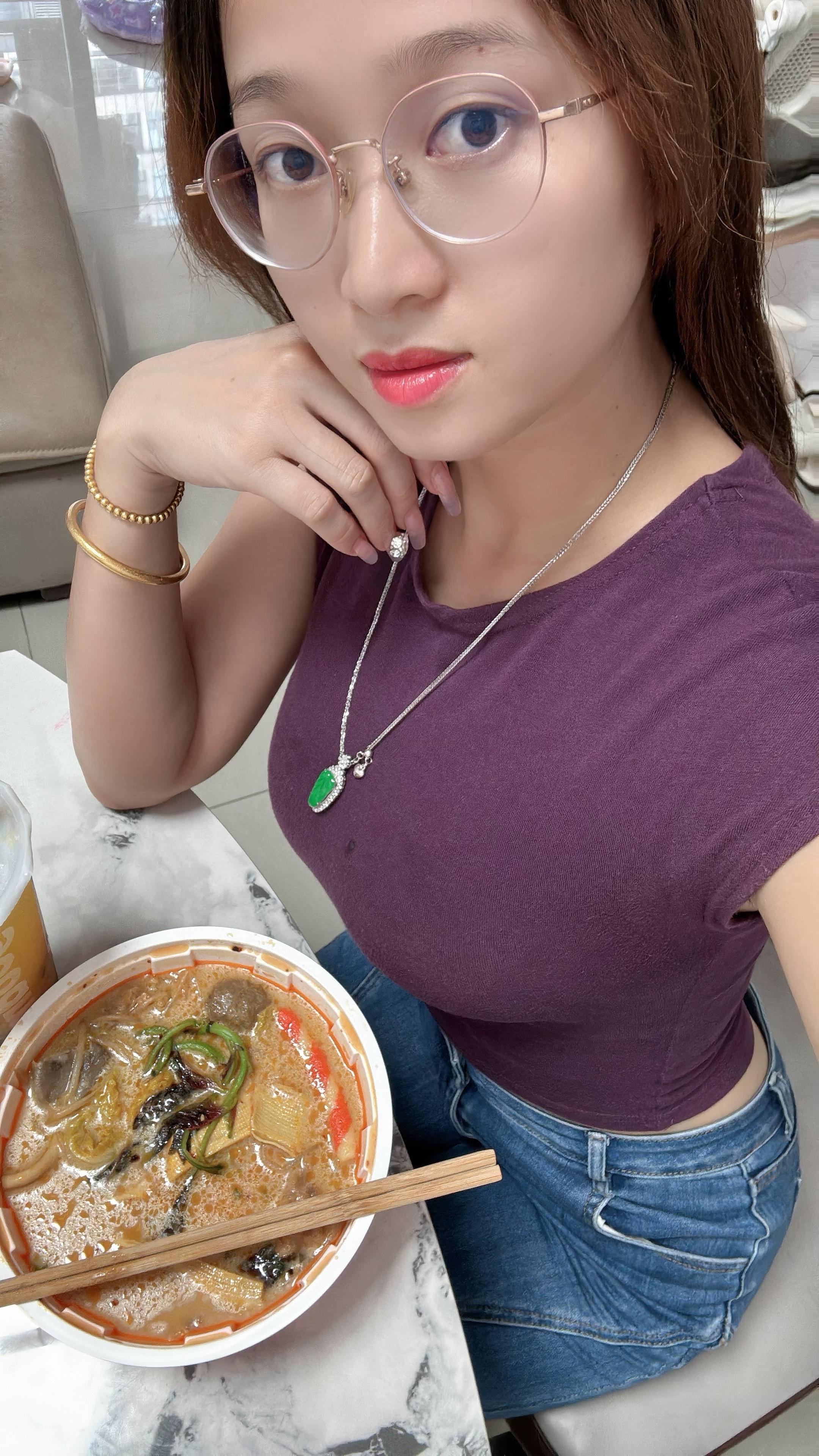偶尔吃一下😍#微胖穿搭 #日常分享 #麻辣烫