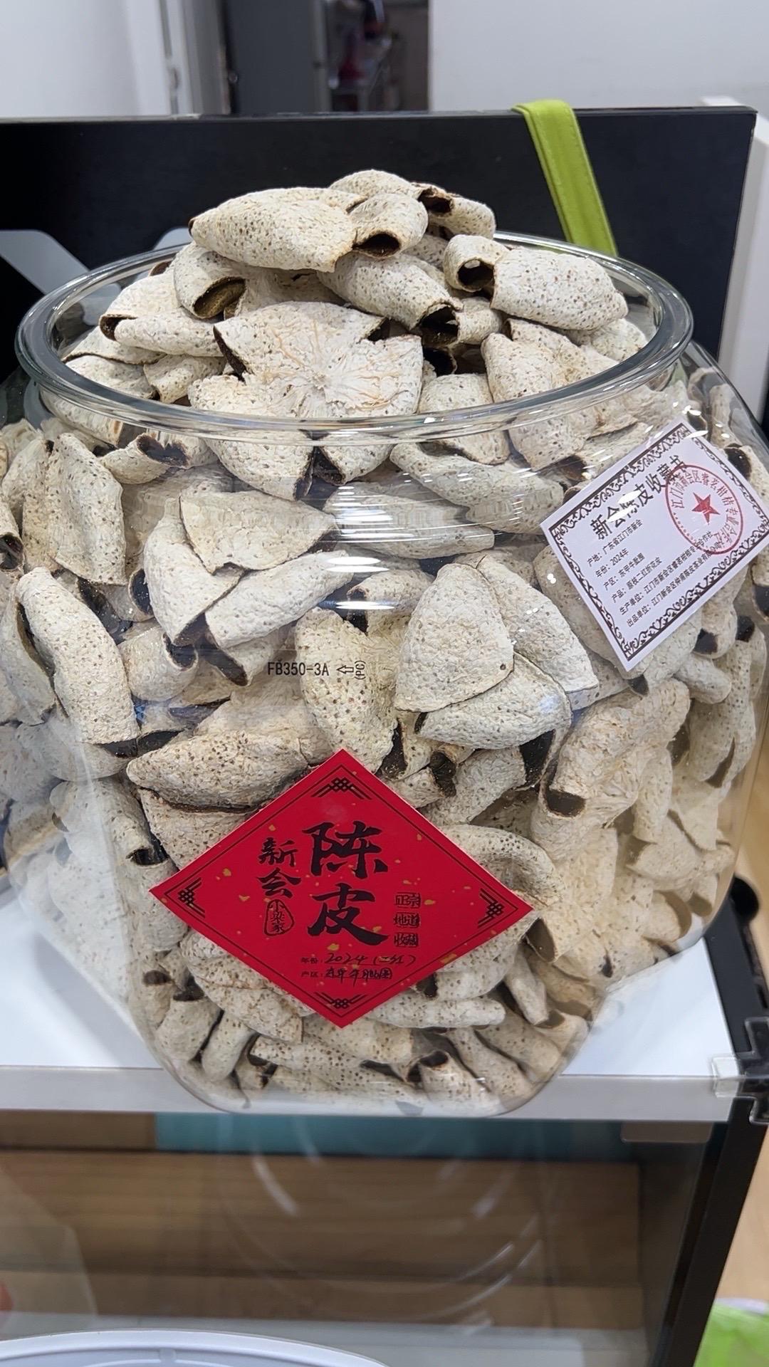 小梁家看起来比较专业,买的和直播间也一样,推荐购买,不是托,味道放店里比香水好闻!等新年冬后再入手一罐!