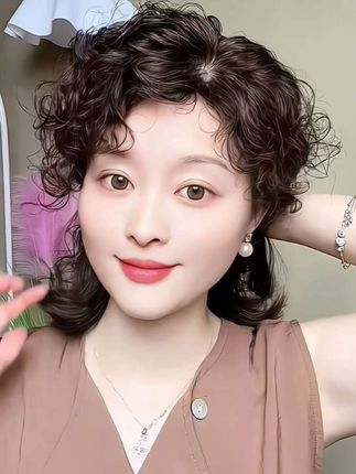 姐妹们,不要再去染发烫发了,这款假发片呢,轻薄透气,一年四季都能带,头顶有白发的姐姐快来试试吧!#盖白发 #头顶发量稀少 #发型决定气质