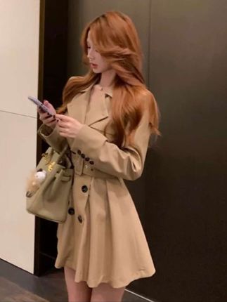 秋叶落畔高级设计感卡其色连衣裙式风衣#品质女装 #高级穿搭 #遮肉显瘦遮肉减龄 #爆款热卖中 #轻奢女装