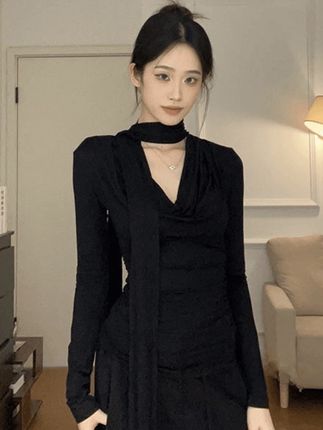 法式纯欲风荡领长袖T恤女早秋季黑色显瘦短款设计感上衣#今日穿搭 #气质感穿搭 #时髦穿搭 #纯欲#修身