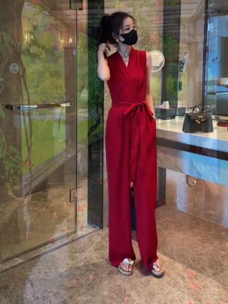 气质女人高级感无袖连体裤垂感收腰V领高腰修身显瘦阔腿裤夏季#时尚气质穿搭 #高级感穿搭 #时尚休闲穿搭 #夏季干净风穿搭#连体裤分享