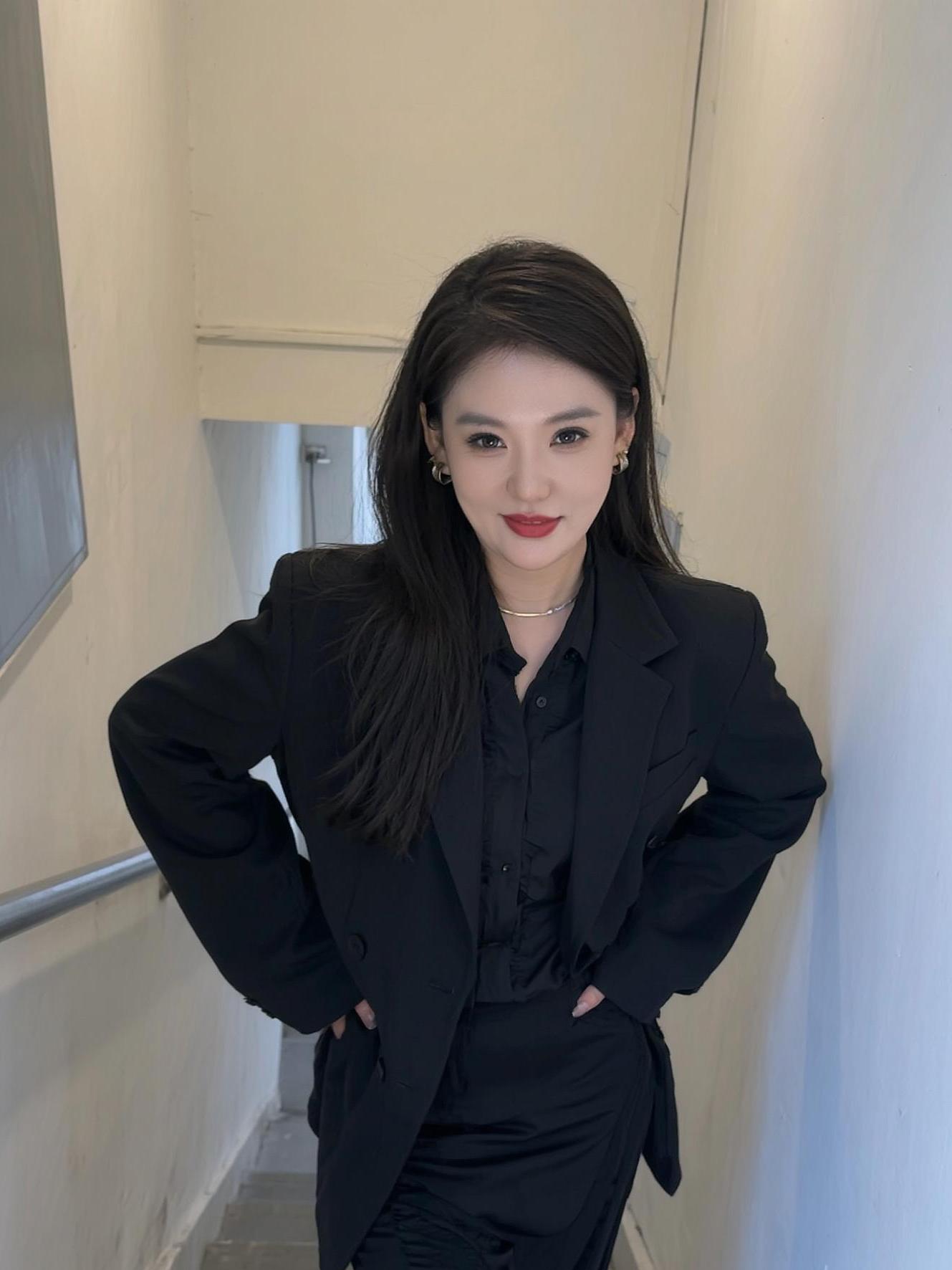 “钱的背后是事 事的背后是人,人的背后是品 品的背后命,命的背后是因果,你什么品就是什么命,你有多少德,就有多少财”