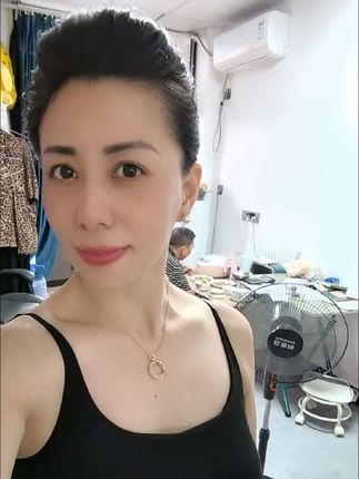 练完哑铃。先拍个视频歇歇汗。