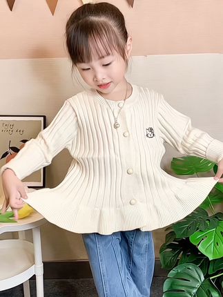 你问我全职带娃是为了什么 为了她干净整洁的衣服 为了她白嫩干净的脸庞 为了她一日三餐能吃上可口的饭菜 为了她到点有人去接她放学 为了她天冷能加衣天热有防晒 为了满足她一切的成长需求 如果你说这些谁都能做 那我也不愿意跟你辩解懂得自然懂#生女儿就 要这样穿#小学穿搭#生女儿的幸福#骗你生女 儿