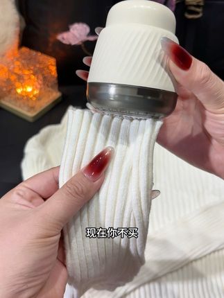 姐妹们听劝,现在不买等到冬天挨宰吗!像秋冬天的毛衣大衣经常起球,看起来就很没有质感,扬子这款一边刮一边吸,用它过一遍,那些喜欢的衣服还能再穿一年!#扬子毛球修剪器 #去毛球神器 #秋冬必备