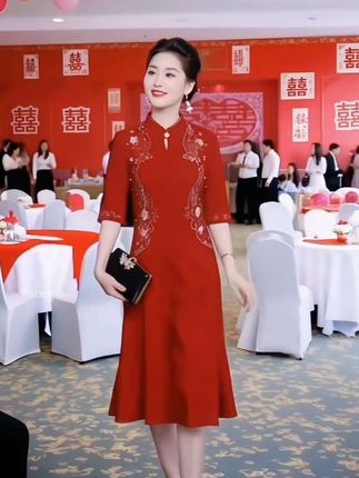 姐妹们!喜婆婆穿这款酒红色礼服超有气质~丝绒质感,精致刺绣,中式领设计很显端庄,婚礼上穿特别出彩,长辈们都夸好看! #喜婆婆礼服 #婚礼妈妈装 #中式礼服