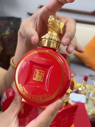 #好物分享🔥 #好物推荐🔥 #白酒 #封藏大典 #泸州老窖 泸州老窖封藏大典狗年生肖纪念小酒版 浓香型白酒(DQ)52度100ml 十二生肖集合啦 生肖狗链接给哥哥放在下方了
