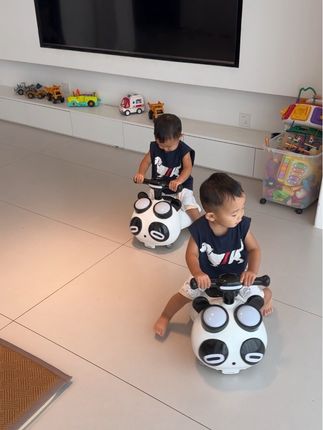 抓到两只小陀螺,看他俩玩的那么嗨 ,不仅你们想溜达两圈,说实话,我也想骑着来两圈#精力旺盛的宝宝 #平衡车滑步车 #新技能get #花生车 #花生车溜溜车